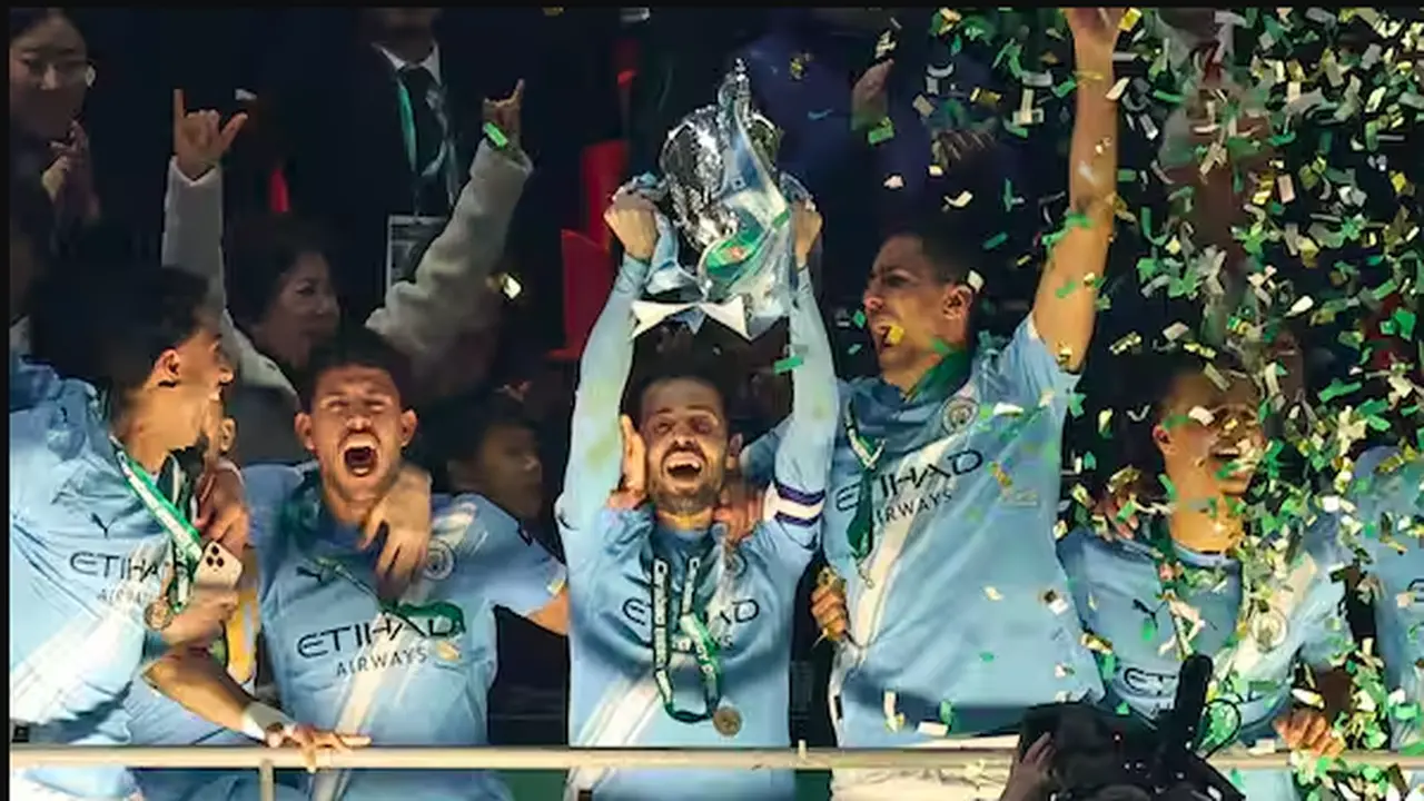 مانشستر سيتي يتوج بكأس الدوري الإنجليزي بعد استقبال أرسنال هدفين في شباكه